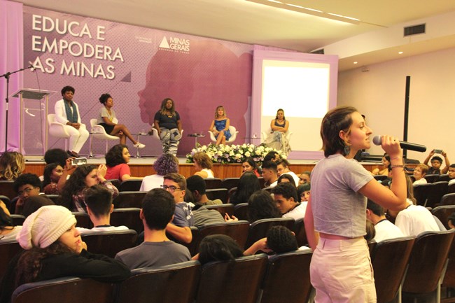 A estudante Laura Lemos recitando poesia de Sabrina Lopes. Foto: Franciele Xavier (SEE/MG)
